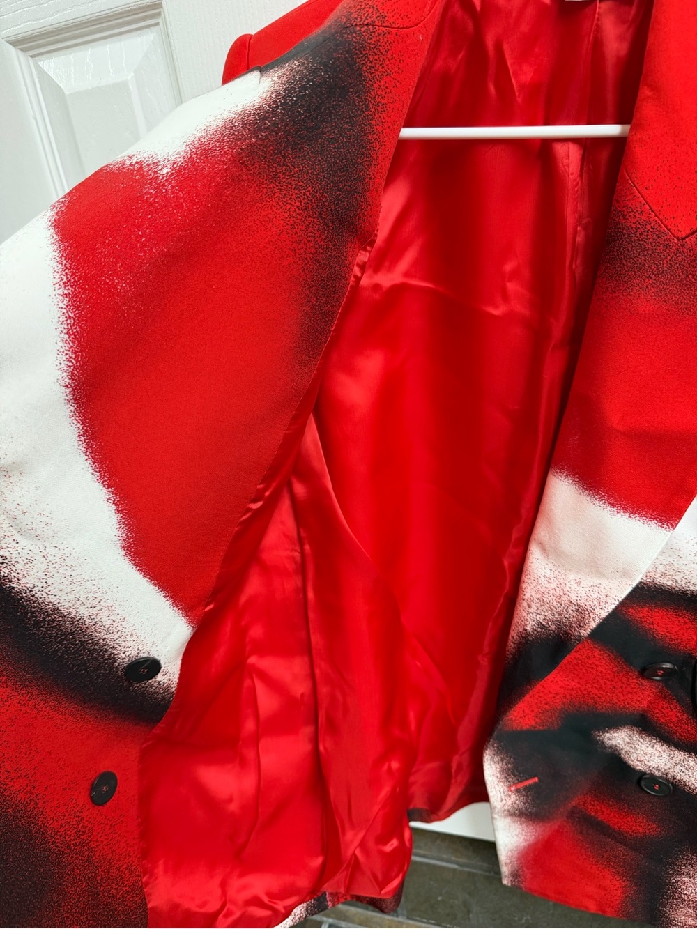 Alexander McQueen Red, Black & White Spray-Print Blazer — NWOT - very oversized - Picture 3 of 7